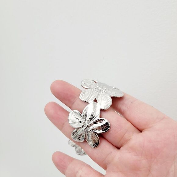 Brand New Silver Tone Flower Wristband Bangle Bracelet - Picture 6 of 8